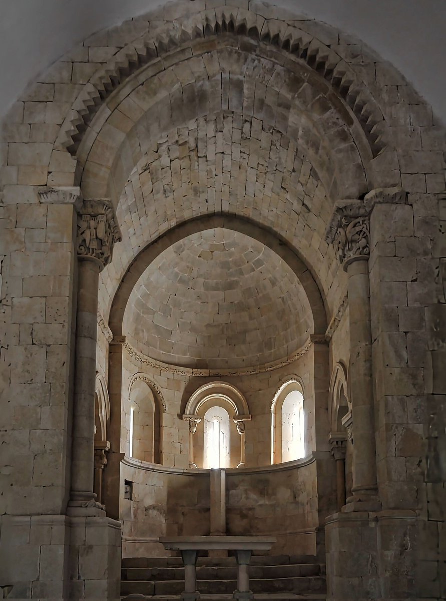 RomanicoEspana's tweet image. Al exterior es un auténtico icono del románico palentino, pero ¿Y al interior? Me parece preciosa, más teniendo en cuenta cómo hubo de ser adaptada a su abrupta orografía. Es la ermita de Vallespinoso de Aguilar, muy apropiada hoy, 22 de noviembre, que se celebra Santa Cecilia