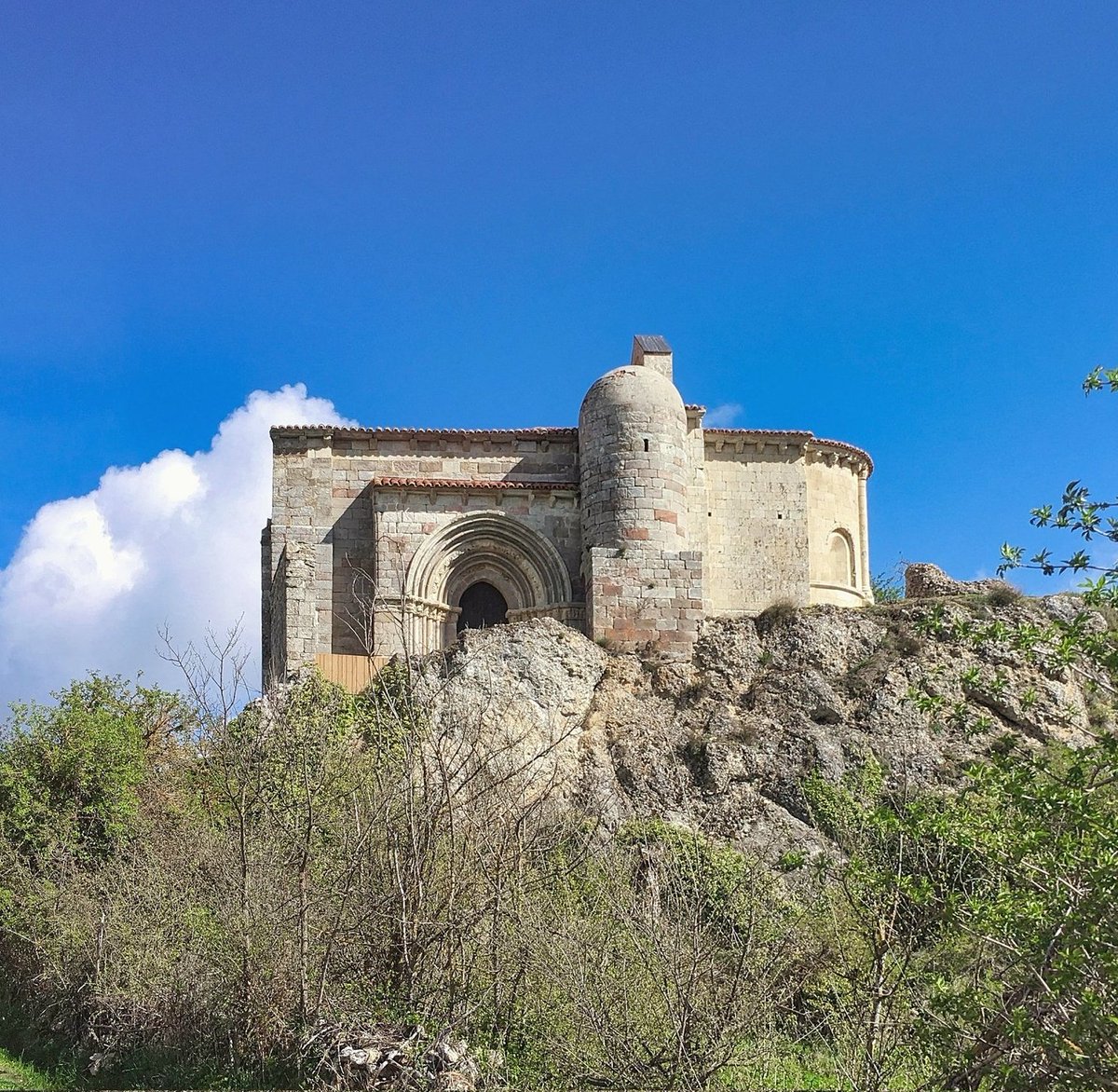 RomanicoEspana's tweet image. Al exterior es un auténtico icono del románico palentino, pero ¿Y al interior? Me parece preciosa, más teniendo en cuenta cómo hubo de ser adaptada a su abrupta orografía. Es la ermita de Vallespinoso de Aguilar, muy apropiada hoy, 22 de noviembre, que se celebra Santa Cecilia