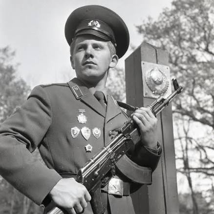 Provavelmente porque o Esquerda na Net não se olha no espelho assim e se vê assim