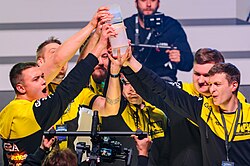 #OnThisDay 10 years ago, Navi lifted their first trophy in the USA 🇺🇸
 Natus Vincere won vs TSM🇩🇰 2:0 BO3 final in IEM San Jose 2015:
Karrigan
Xyp9x
Device
Dupreeh
Cajunb

Featuring <a href="/ZeusCSGO/">Zeus ✌️</a> <a href="/EdwardCSGOD/">Ioann Sukhariev</a> <a href="/guardiancsgo/">Ladislav Kovács</a> <a href="/starixCS/">Sergey starix Ischuk</a> 
Guardian took ⭐ MVP
📸: [HLTV]