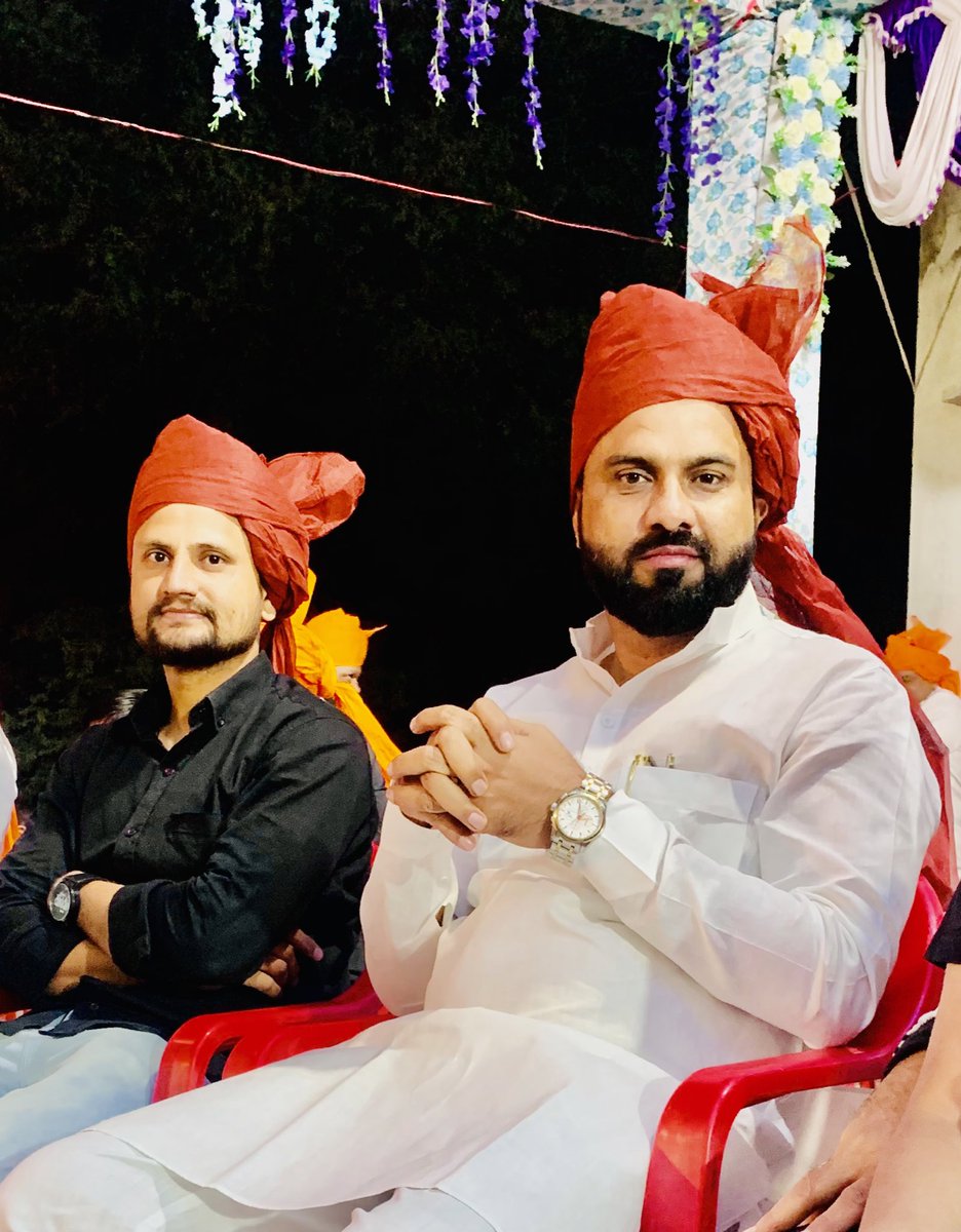 ग़ुरबत ना दे सकी मेरे ज़मीर को शिकस्त,
झुक कर किसी अमीर से मिलता नहीं हूँ मैं ……!!