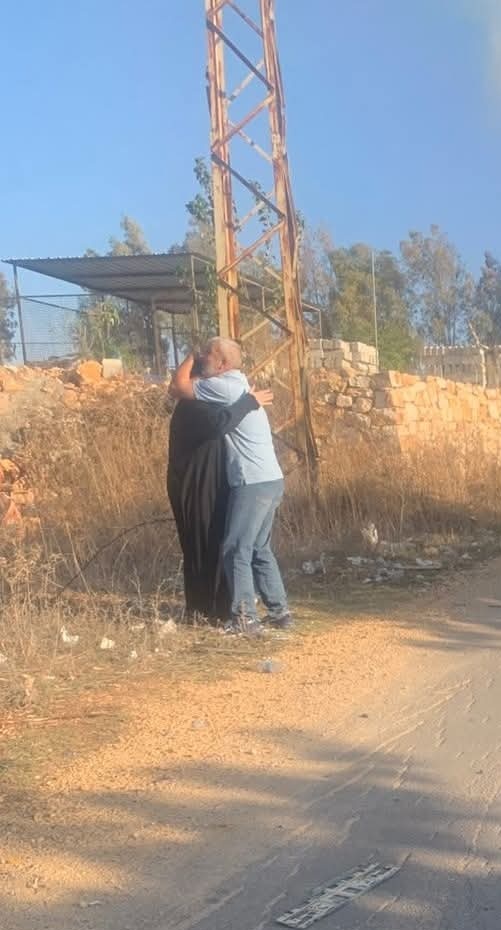 بالاستقلال والد السعيد بغارة زوطر يقبل رأس الوالدة ..انتو أهل الاستقلال والباقي اتباع وخدم وازلام السيد الأميركي مهما علت المناصب والرتب "من لا يبذل نفسه من اجل السيادة لا يحق له الكلام عن بسط سيطرة الدولة..على كامل أراضيها"