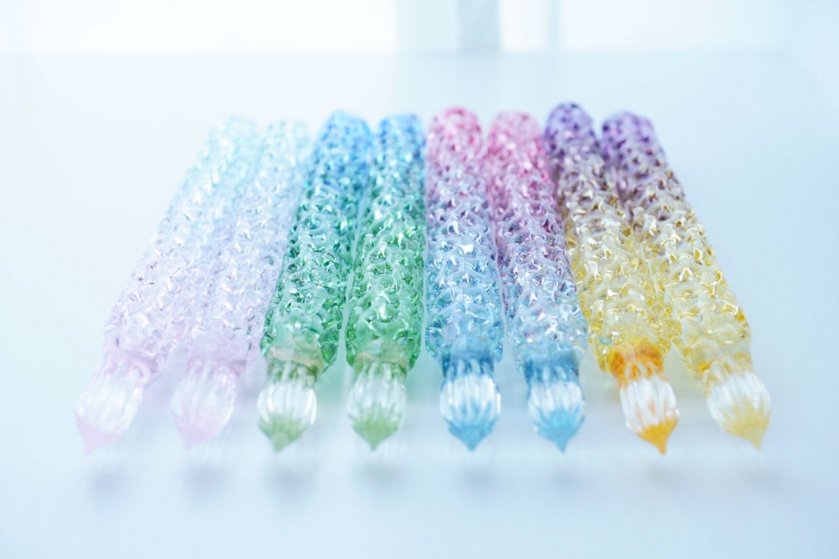 【これだけは手にとって欲しいガラスペン】
このガラスペンはあみあみを薄くして製作したのでとても軽いぞ。

驚異の13.8g❗️

500円玉2枚より軽い。ぜひ手にとって体感して欲しい。
実物はこのポスト3枚目の写真の色に近いぞ。

「そらかご《パステルトワイライト》中字
ラメインク△ 20251122C07」