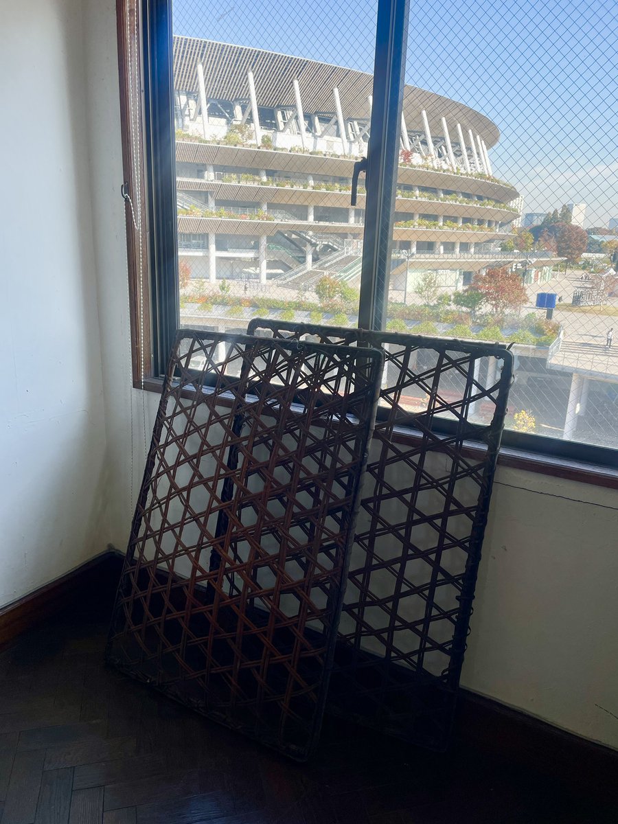 蚕箔(さんぱく)、蚕を育てる竹製のカゴです。新潟の古民家にあった物を譲っていただきました。
奥に見える国立競技場と通風性や自然素材を組むレイヤーに共通点があるかも。

<a href="/natanaka22/">田中直史</a> さんありがとうございます！