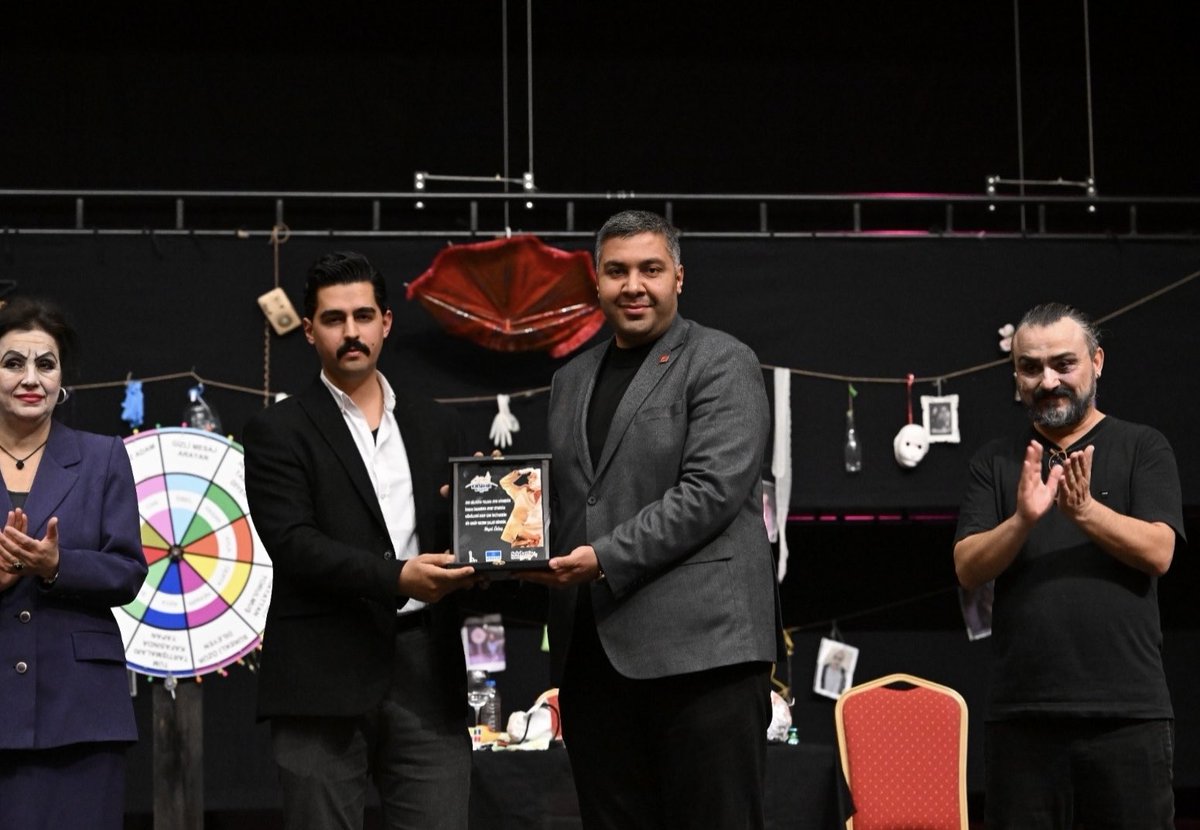 🎭 Or-An Semt Tiyatromuz, Cantuğ Canpolat’ın uyarlayıp yönettiği “Übü’nün Rolfabrikası” ile ‘3. Kırşehir Belediyesi Tiyatro Festivali’nde sahnedeydi!

📍Neşet Ertaş Kültür Merkezi’nde sergilenen oyunumuz, izleyicilerden büyük ilgi gördü.

#çankayakültürsanat #tiyatro