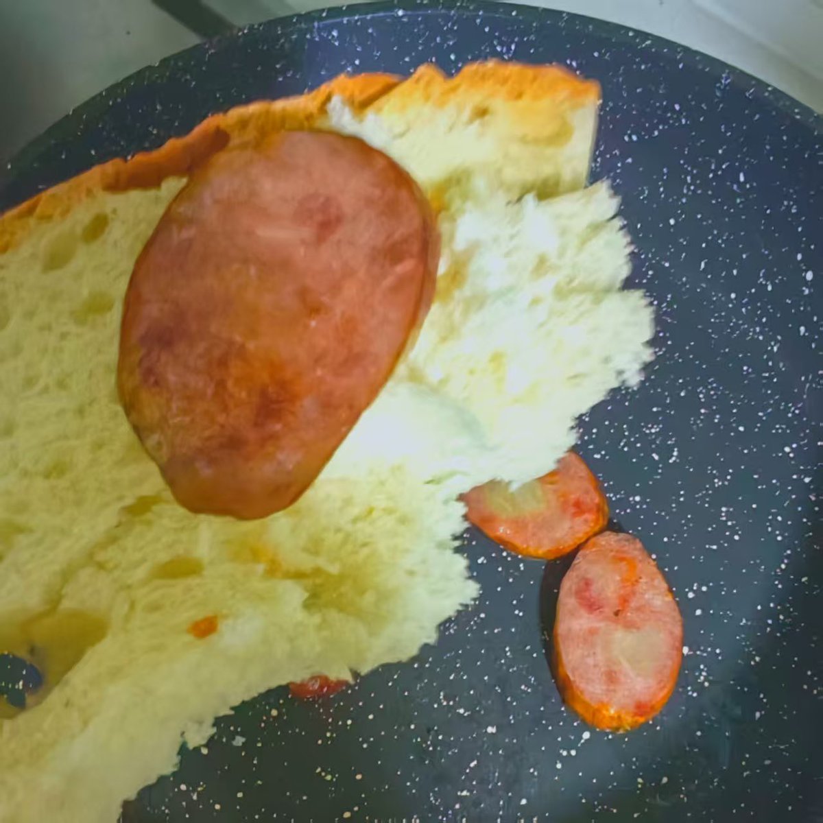 怎么会有人沉迷干巴lunch啊？！这老酸面包配红肠到底哪里好吃？

说好了只是侍奉晚餐，怎么会要求我不许动，然后把这破玩意往我嘴里塞，还不许吐，必须都吃完啊？！

我要干巴lunch ptsd了啊！！！