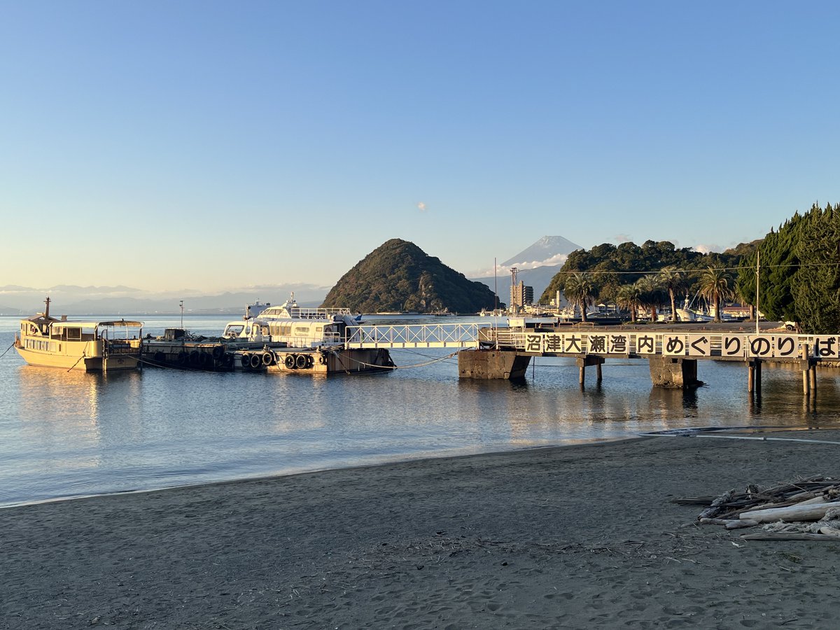 jan_oe's tweet image. 『沼津ナゾトキ街歩き〜僕らの永久hours〜』スタートしました！
脚本を担当させていただきました！たくさんの音声を聴きながら、思い出の地を歩く物語です。Aqours9人と共に沼津の空気を味わえます。沼津だからこその没入感を、ぜひ！🍊
#Aqours沼津謎