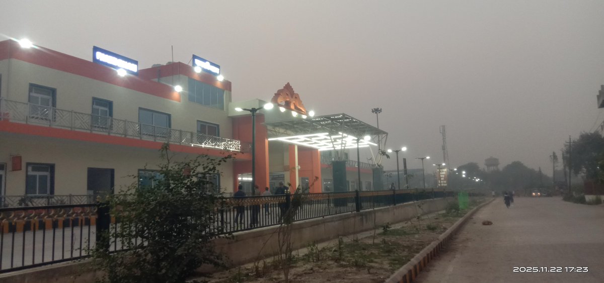 GreaterKanpur's tweet image. 🚨 Panki Dham Station Redeveloped UP
Modern design, wider covered platforms, better signage &amp;amp; passenger facilities, plus a new FOB enhancing comfort and connectivity for travelers. ✨

#AmritStation #IndianRailways #UPDevelopment