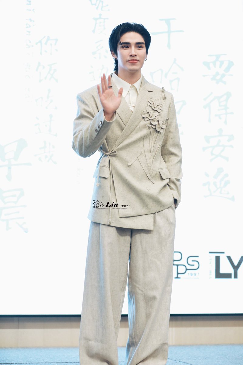 dan_dan0228's tweet image. 今天的妆造真的满分 💯
第四套也这么好看

FAN SIGNING EVENT WITH POOM
#Poom1stFansignatNingbo
#PoomxYizhuo
#poompps