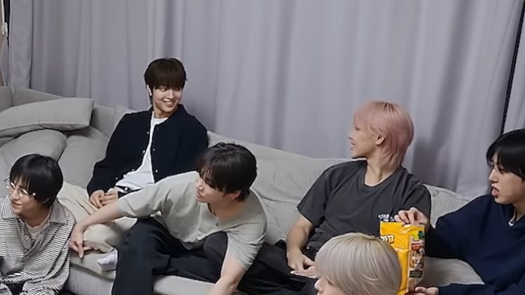 얘들아…..
둘이 진짜조아하나봐아………………