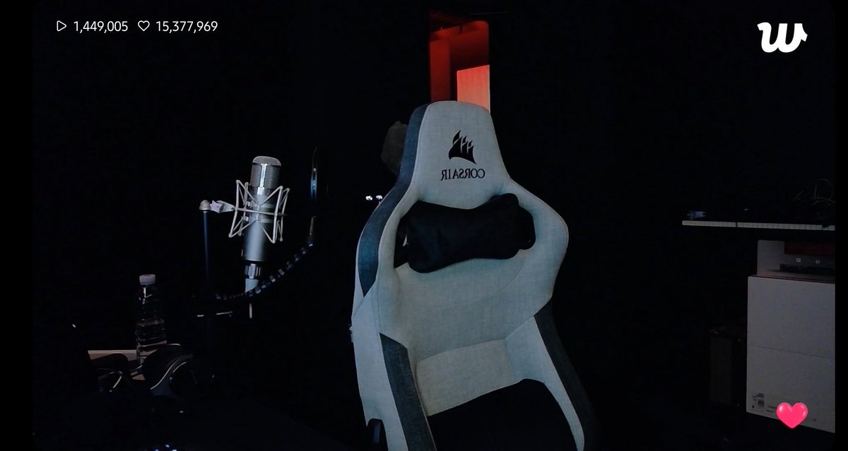 BTSemptychairs's tweet image. Jk live 11/21/2025
(honorable mention bc hes in the background)