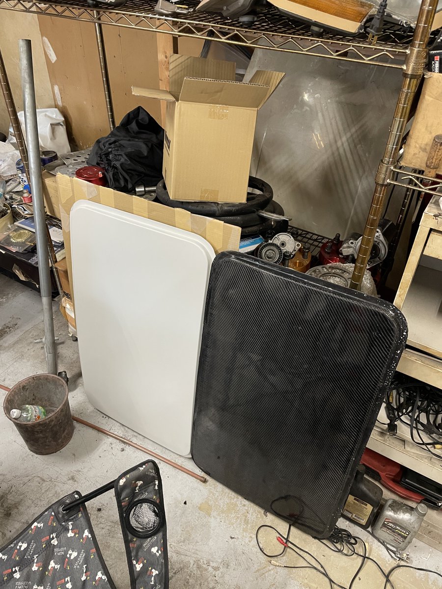 nand_0x0's tweet image. 仲間にE36用のサンルーフ埋めるやつ作ってもらった！とりあえずお試し版だけどFRPは2kgでカーボンは1.2kg！装着は来週以降かな〜