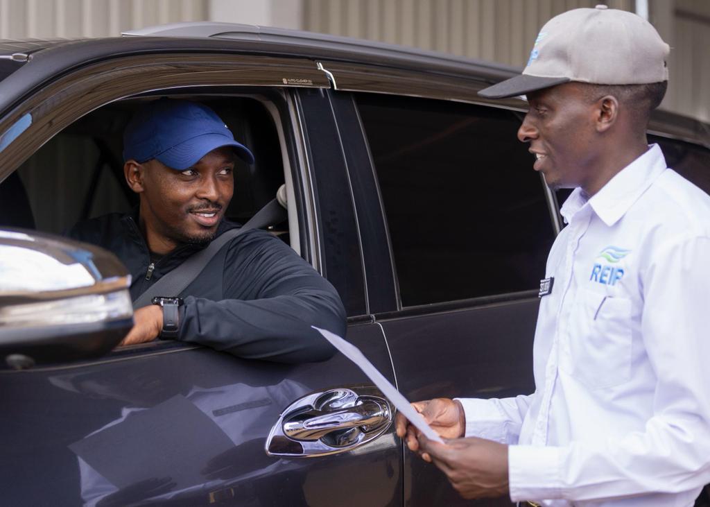 REMA_Rwanda's tweet image. Uyu munsi Minisitiri @nsanzimanasabin wa @RwandaHealth na @ClaudetteIrere wa @Rwanda_Edu basuzumishije ibinyabiziga byabo banapimisha imyotsi bisohora. 

Gupimisha imyotsi y&apos;ibinyabiziga ni ugutanga umusanzu ukomeye mu kubungabunga ubuziranenge bw&apos;umwuka duhumeka

#CleanAir