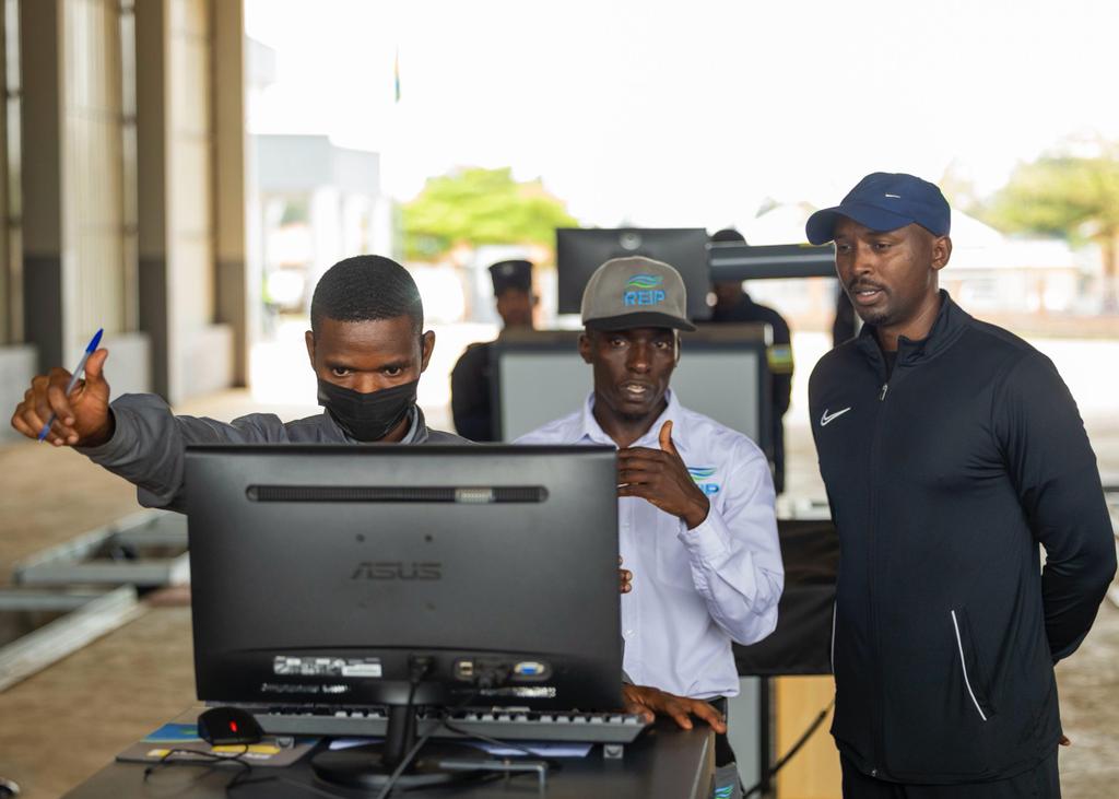 REMA_Rwanda's tweet image. Uyu munsi Minisitiri @nsanzimanasabin wa @RwandaHealth na @ClaudetteIrere wa @Rwanda_Edu basuzumishije ibinyabiziga byabo banapimisha imyotsi bisohora. 

Gupimisha imyotsi y&apos;ibinyabiziga ni ugutanga umusanzu ukomeye mu kubungabunga ubuziranenge bw&apos;umwuka duhumeka

#CleanAir