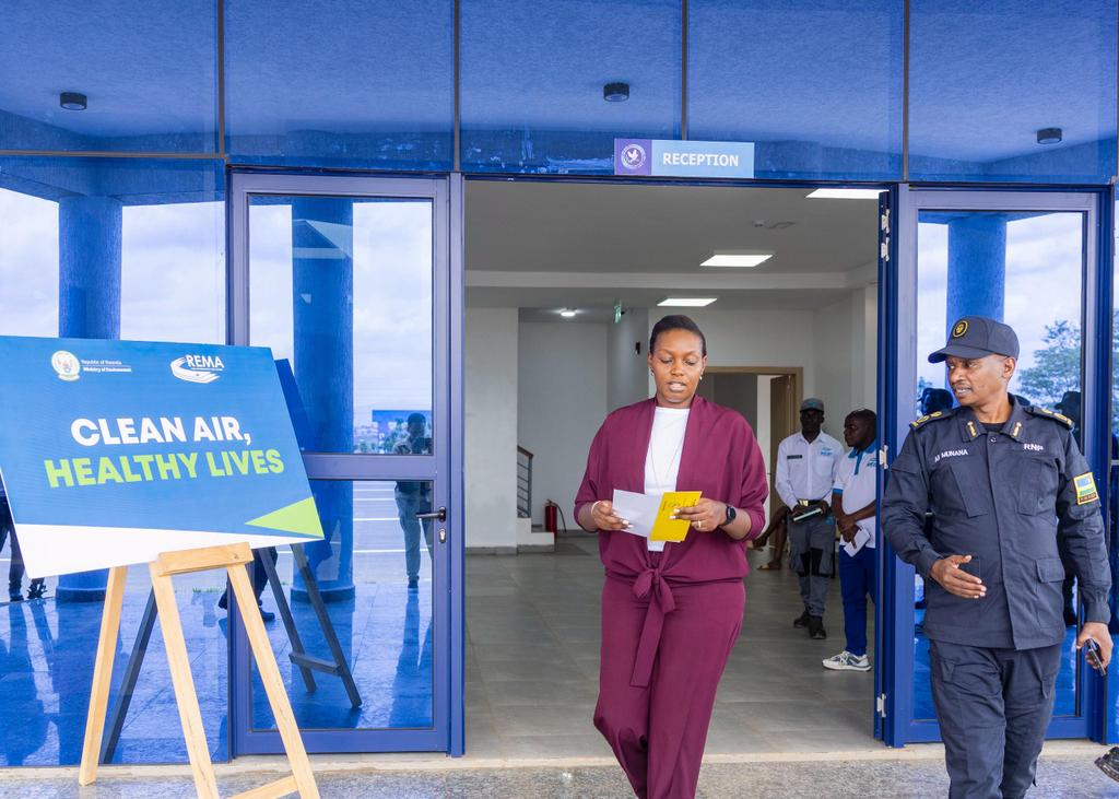 REMA_Rwanda's tweet image. Uyu munsi Minisitiri @nsanzimanasabin wa @RwandaHealth na @ClaudetteIrere wa @Rwanda_Edu basuzumishije ibinyabiziga byabo banapimisha imyotsi bisohora. 

Gupimisha imyotsi y&apos;ibinyabiziga ni ugutanga umusanzu ukomeye mu kubungabunga ubuziranenge bw&apos;umwuka duhumeka

#CleanAir