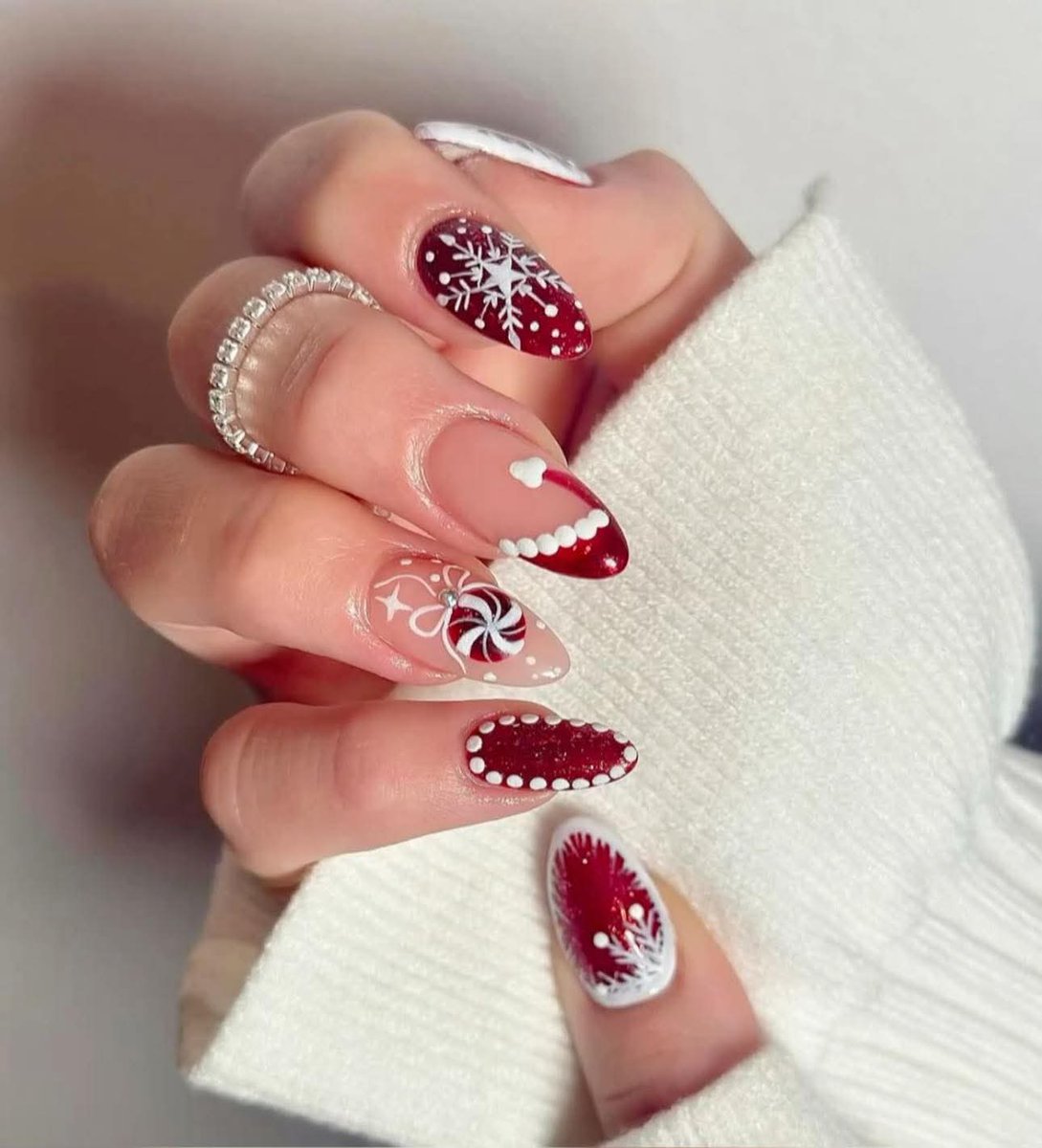 larmmy's tweet image. These Christmas nail inspo are so nice. I don&apos;t know which one to pick