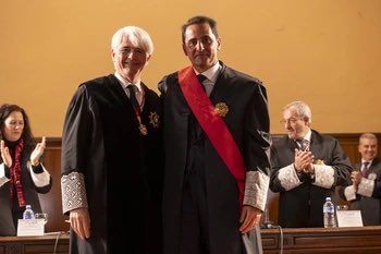 Ismael758's tweet photo. El decano del colegio de la abogacía de Albacete ha recibido  del presidente del CGAE la gran cruz al mérito del servicio de la abogacía https://t.co/rvI2iwKcvV