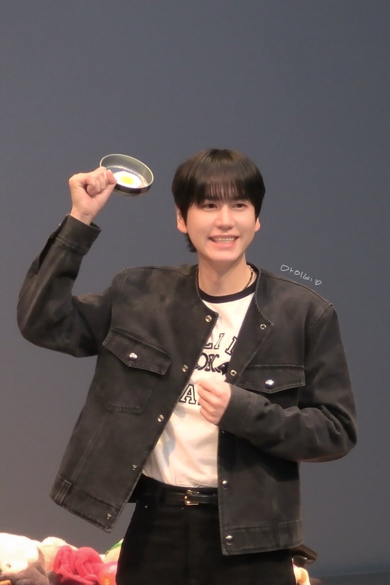 251122 규현 비트로드 팬사
 
규라이팬                                  헹헹 강아

#규현 #KYUHYUN #キュヒョン