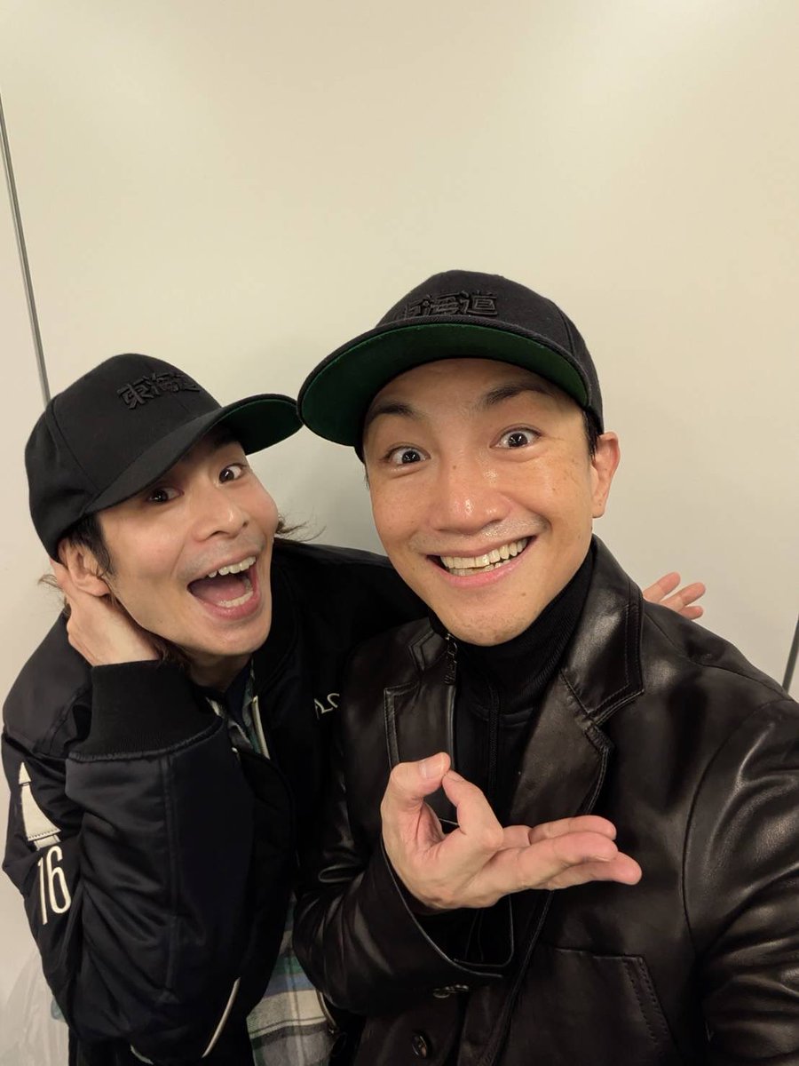 kujiraikosuke's tweet image. 鉄ライ2025！！
無事初日の幕が開きました！

会場ご乗車and配信ご乗車、誠にありがとうございます！！
開いたぁぁぁあ！！
疲れたぁ！！
でも、それ以上に愛と元気をもらいました！！
ほんっとうに楽しかったです✨

終演後たかしくんとツーショット。オソロ帽子で。

あと2日間！いっくぜぇ！！！