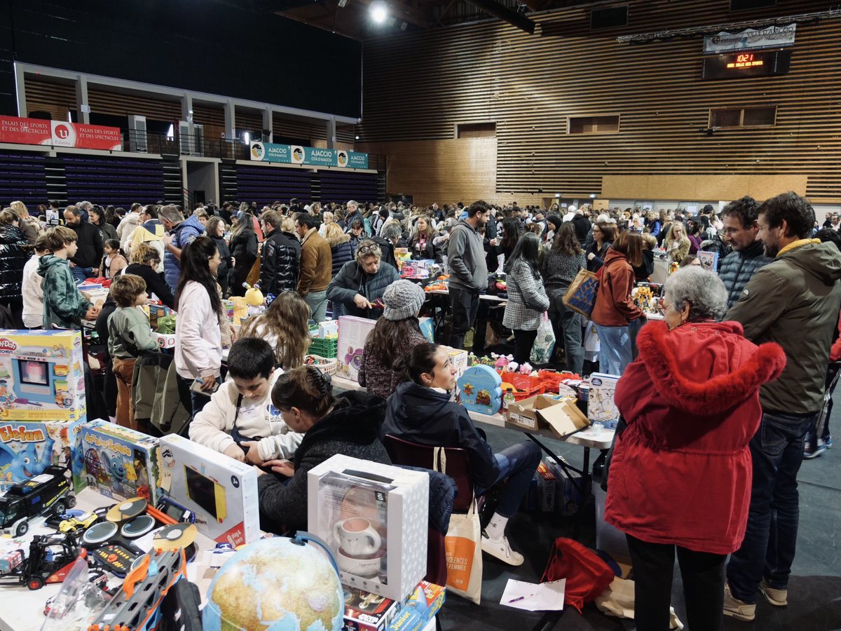 Beaucoup d’enthousiasme aujourd'hui au Palatinu pour le Marché des jeunes : des participants motivés qui donnent une seconde vie à leurs jeux, livres ou vêtements, tout en soutenant les associations caritatives à l’approche de Noël.

Un bel élan de partage et de solidarité, rendu