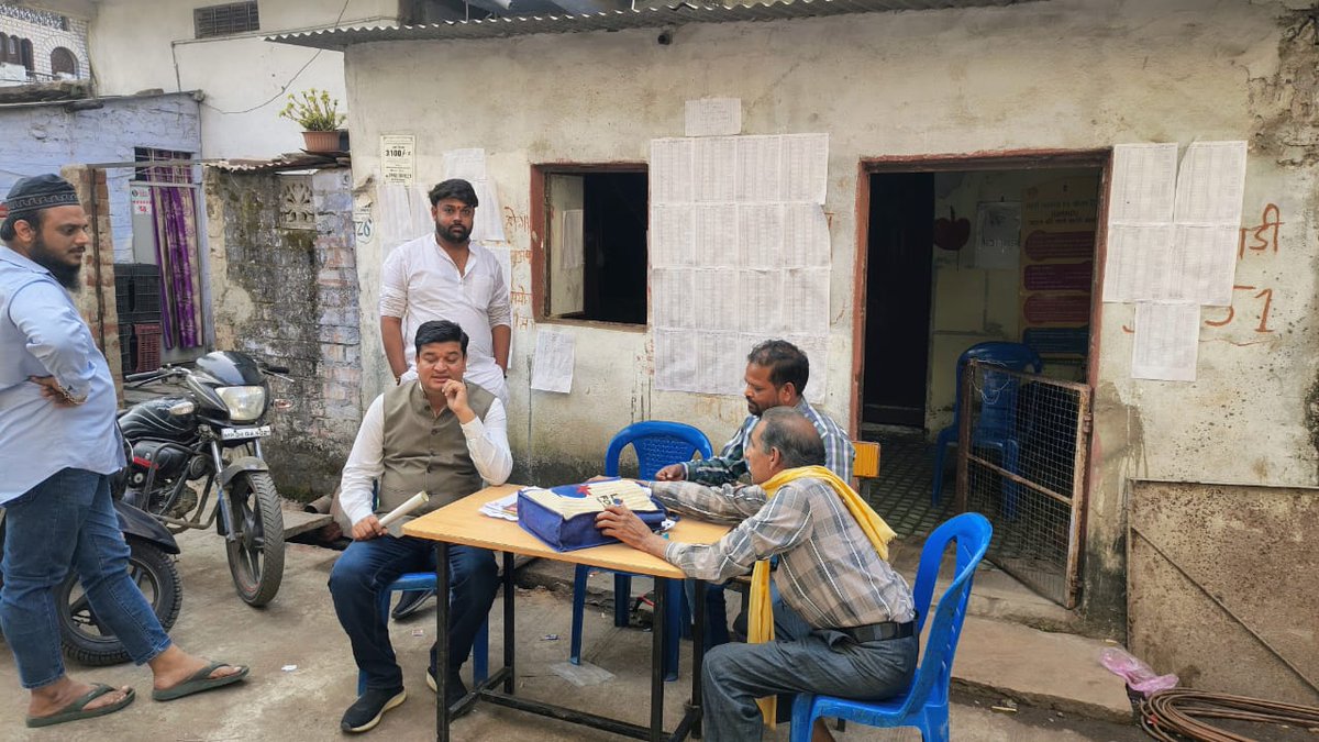 rajeev_gujrati's tweet image. आज सीहोर नगर के विभिन्न वार्डों का दौरा किया गया।
दौरे के दौरान कार्यकर्ताओं से अनुरोध किया गया कि मतदाता सूची पुनरीक्षण कार्य में और तेजी लाएँ तथा पूरे प्रक्रिया की सतत निगरानी सुनिश्चित करें, ताकि प्रत्येक नागरिक का नाम सही रूप से शामिल हो सके।
