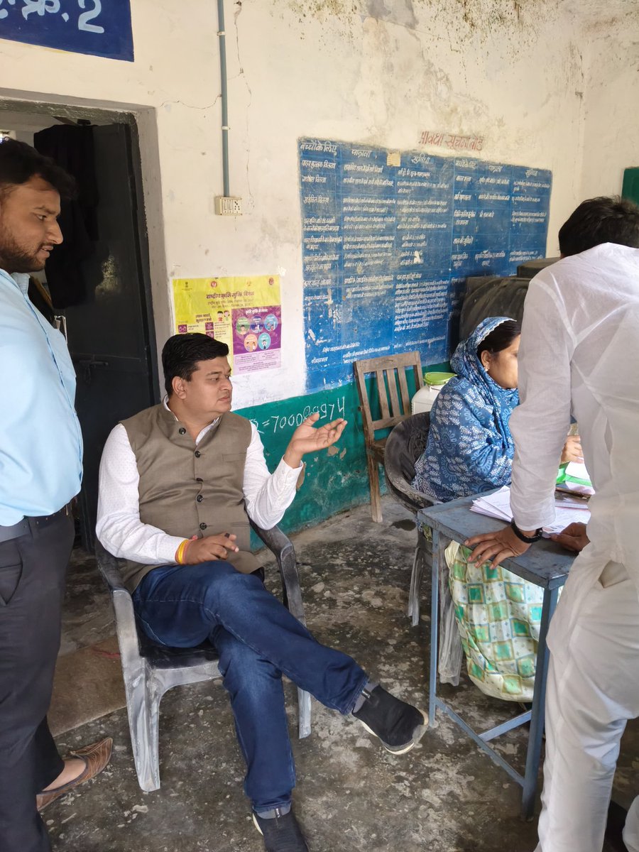 rajeev_gujrati's tweet image. आज सीहोर नगर के विभिन्न वार्डों का दौरा किया गया।
दौरे के दौरान कार्यकर्ताओं से अनुरोध किया गया कि मतदाता सूची पुनरीक्षण कार्य में और तेजी लाएँ तथा पूरे प्रक्रिया की सतत निगरानी सुनिश्चित करें, ताकि प्रत्येक नागरिक का नाम सही रूप से शामिल हो सके।