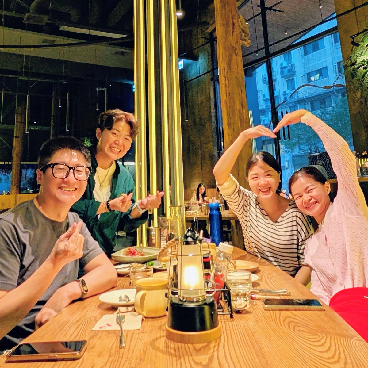 關於那些一起長大的人
　
每次聚會都會問：「我們這樣認識幾年了？」
人生中有一些人，從年輕的時候就認識他們，然後參加了他們的婚禮，再然後認識了他們的小孩，即便現在不會天天見面，但一年總會至少見一次面，就因為認識太久了，久到會忘記到底認識了幾年，謝謝這樣的緣分，也祝嘉敏姐生日快樂！