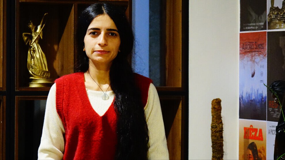 Agirenroje's tweet image. Şoreşa Jinan çêkerên fîlman û çîrokên cihêreng anîn cem hev.

Çêkera fîlman Edûlê Şahîn rave kir ku çawa Şoreşa Jinan jin û çîrokên cihêreng ji çar aliyên cîhanê di 5emîn Festîvala Fîlman a Navneteweyî ya Rojava de anî cem hev.

t.me/milisenjinenag…

#kurds #kurdish #Rojava…