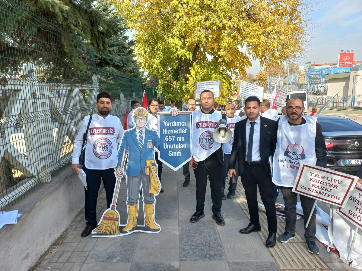Bugün emeğin sesini duyurmak için bir araya geldik!
Sendika olarak eylem planımızı kararlılıkla hayata geçirdik ve emekçinin haklı mücadelesini hep birlikte haykırdık.

Emeğin değerini savunmaya, adalet için yan yana durmaya devam edeceğiz.

#YardımcıHizmetlerSınıfı