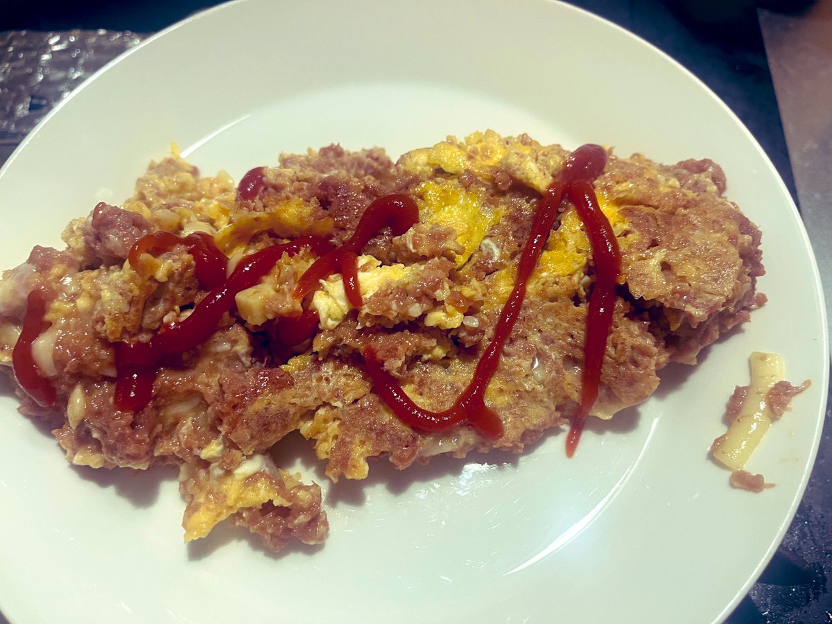 badspeeeed's tweet image. コンビーフチーズオムレツ

ブラジル産の激安コンビーフをオムレツに🥚
コンビーフを入れすぎてオムレツと言えるのか微妙ですが美味しいです😋
#おうちごはん