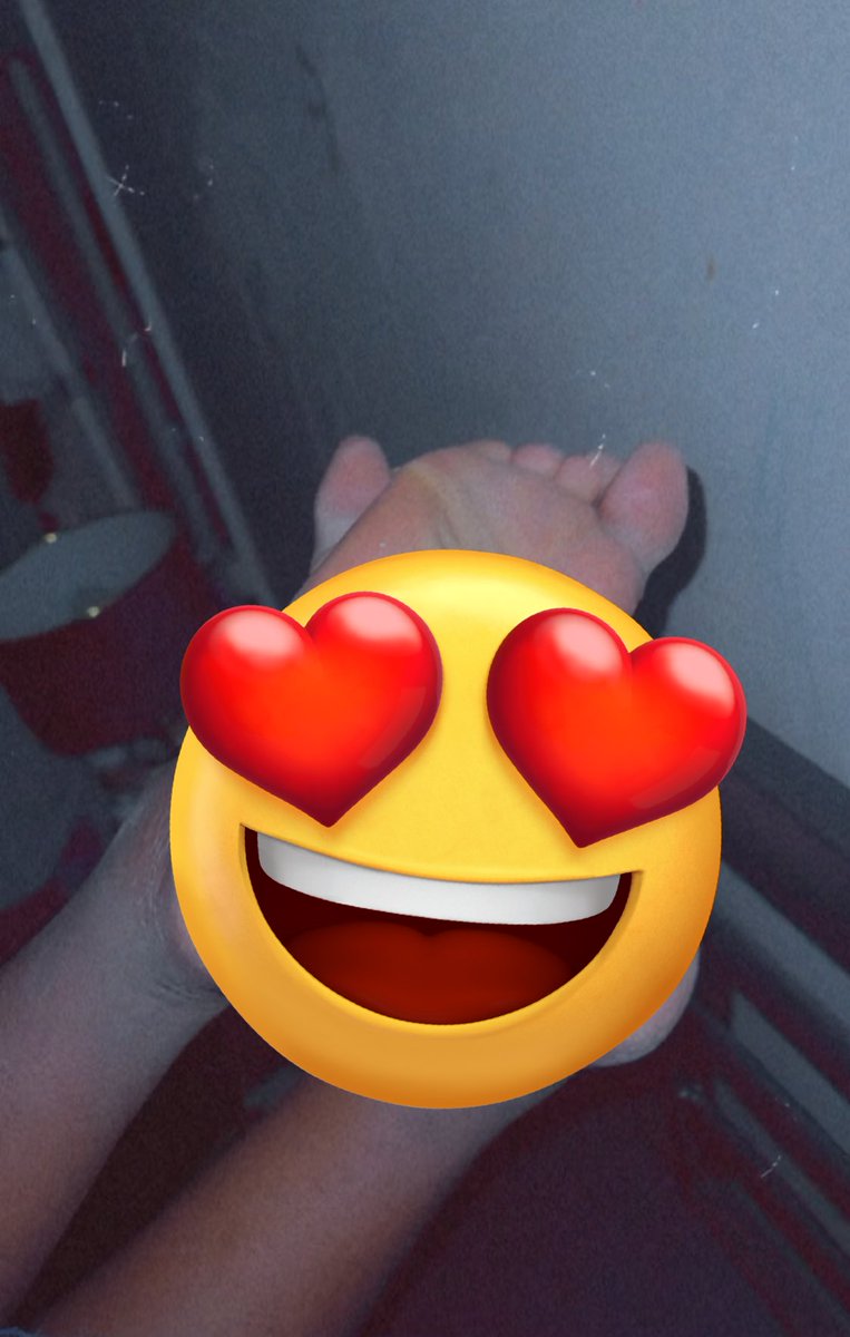 tess3468's tweet photo. Un réel sous le froid avec un soumis en préparation 😏 #feetlobers #moneyslave #cuck https://t.co/vw1pwPa9E1