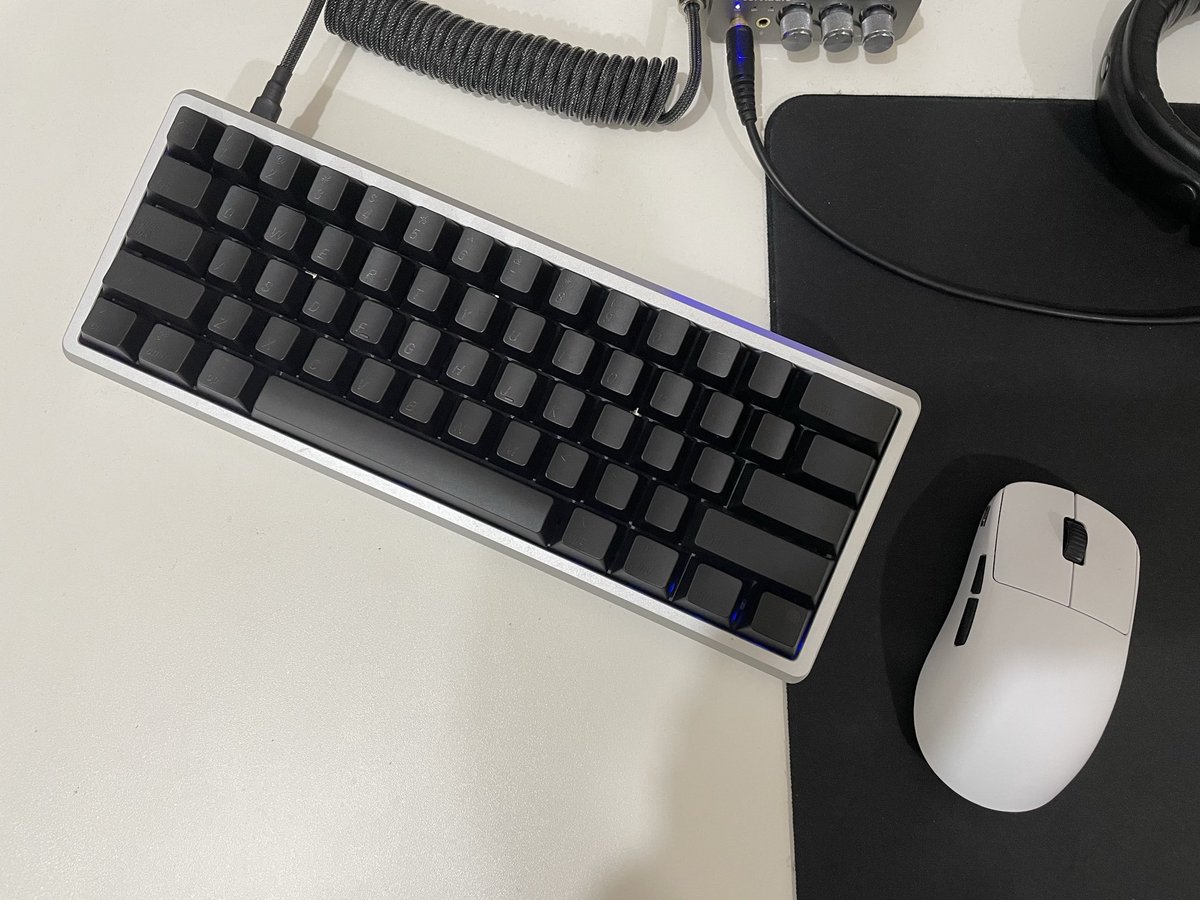 p4FjhruAOv46704's tweet image. #PCB: 
AR60 (MMD)

#Case:
Frog Mini Leggera (GeonWorks)

#KeyCaps:
München Schwarz  (Lelelab)

#KeySwitches:
Gamer Fuel (HMX)