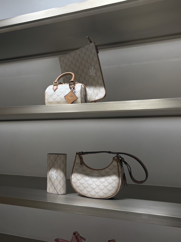 สิ้นปีแบบนี้ได้เวลาซื้อของขวัญให้ตัวเองค่า💙 ซื้อที่คิงพาวเวอร์รางน้ำตอนนี้คือได้ลดเพิ่ม 30%-50% เลยค่ะ แบรนด์ร่วมเยอะมากและสินค้าเยอะมากด้วย ถามพนักงานได้เลยว่าใบไหนลดเท่าไหร่บ้าง สินค้าซีซั่นก่อนๆลดเยอะเลยค่ะ จัดของขวัญให้ตัวเองไปเลยหนึ่งงง✨