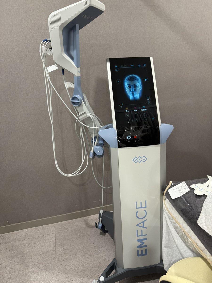 maybeitscms's tweet image. [Thread] รีวิวคลินิก + หัตถการที่ทำที่เกาหลี

คือทำมา 3 ครั้งละ ที่เดิม บ่อยกว่าที่ไทยอีก เพราะที่ไทยชอบเปลี่ยนคลินิก แต่มาเกาหลีชั้นเดินเข้า dr.evers  เลย มีล่ามคนไทย บริการดี ราคาถูกที่สุดเท่าที่เทียบมาหลาบๆเจ้า และหมอทำหัตการเอง (บางเจ้าที่ไทยเจอให้พนงทำ