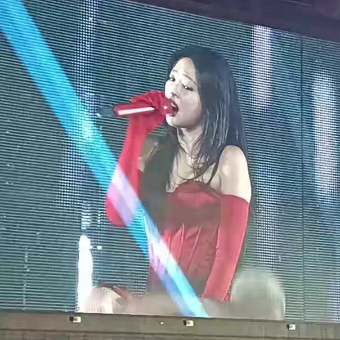GENIUS9N's tweet photo. JENNIE IN RED SHOULD NE ILLEGAL https://t.co/TU0cBqpBUU