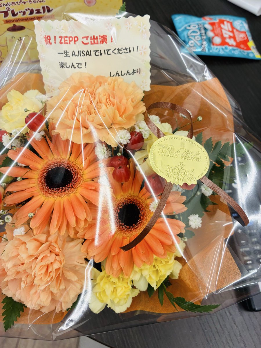 drummer_naoya's tweet photo. 本日はAJISAI LIVE@ Zepp Shinjukuでした〜✨
MiMiNOKOROCK Special Edition 2025
ありがとうございました〜✨
皆様のおかげで今日もイトゥーはとてもハッピーでしたー！！！

出番直前の袖の写真といただいたお花〜
皆様良いお年を〜✨ https://t.co/XdvPgSqcbQ