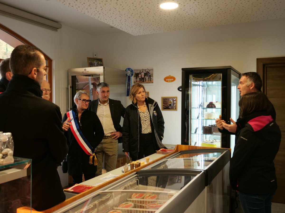 Prefet67's tweet photo. #Agriculture 🐄 | @YaelBRAUNPIVET, Présidente de l'Assemblée Nationale, était dans le Bas-Rhin à #Steige pour échanger autour des enjeux agricoles et de la vitalité démocratique.📍
➡️ Visite de l’exploitation laitière de montagne GAEC du Chênesire, incarnant un modèle agricole tourné vers l’avenir, alliant innovation, diversification et engagement en faveur de la transition écologique.
➡️ Temps d’échange avec les représentants du monde agricole, en présence des élus locaux, sur les perspectives et défis du secteur