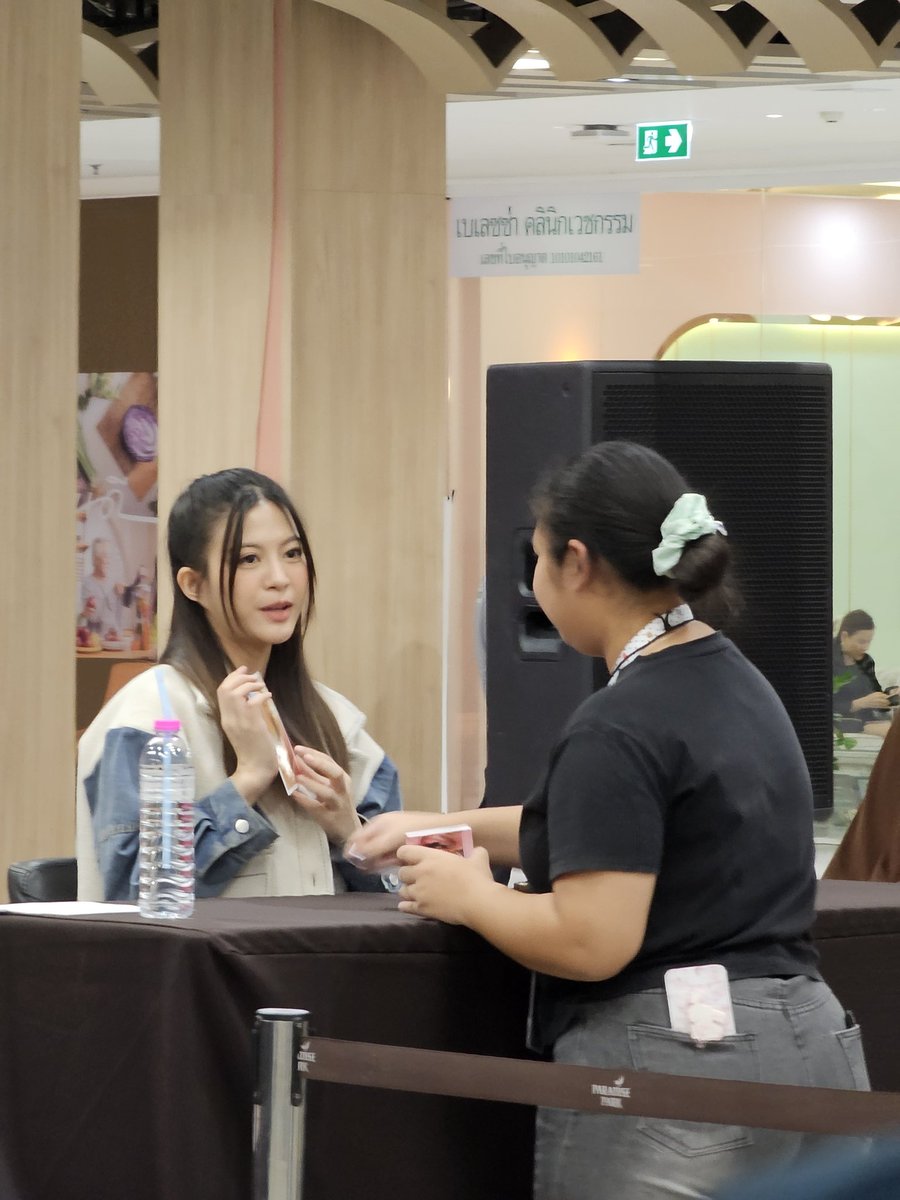 ตอนไปไฮทัชบอก ท่านป๊อปสู้ๆน้า
ป๊อป:หัวเราะท่านเลยหรือคะ
M:มียศมีตำแหน่งต้องเรียกท่านแหละ🤣 ดีนะน้อลไม่เห็น ช้านเผลอถอนสายบัวให้ชี1กรุบ😅  ป๊อปฯคือแกรดแล้วแกรดอีกที่แท้ทรูลูกเอ้ย แต่มาดผู้บริหารมาและ ที่เหลือจู้ๆน้า ว่าแต่งานหน้าๆรอถ่ายท่านป๊อปได้ไหมงับ
#PopperPinyada