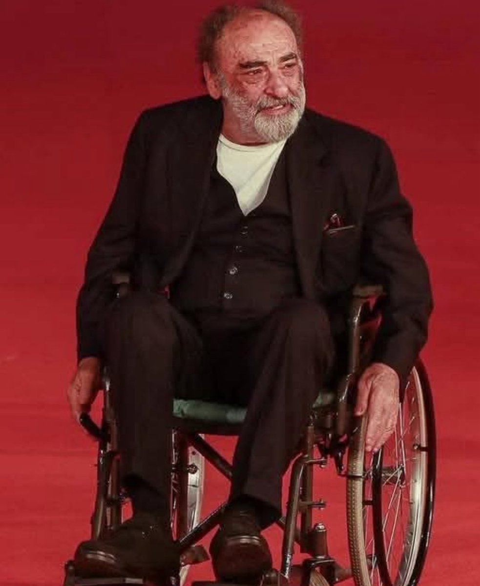 Frenkie_Woody's tweet image. “Ho fatto un’operazione alla schiena.
Una di quelle che dovrebbero cambiarti la vita in meglio, restituirti movimento, sollievo, libertà.
E invece no.
Questa non è andata bene.
E da otto mesi mi ha costretto su una sedia a rotelle.
Lo dico senza giri di parole: ho attraversato…