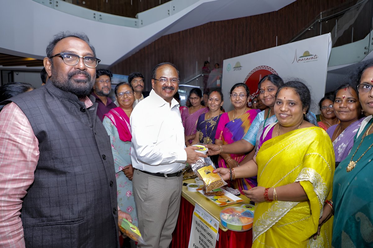 PrajaRajadhani's tweet image. Women from #Amaravati Capital Villages successfully completed a 26-day Micro Skillpreneurship Development Programme(MSDP) conducted under the guidance of #APCRDA, in partnership with leading development and entrepreneurship institutions @GuideFoundation @EDIIAhmedabad &amp;amp;…