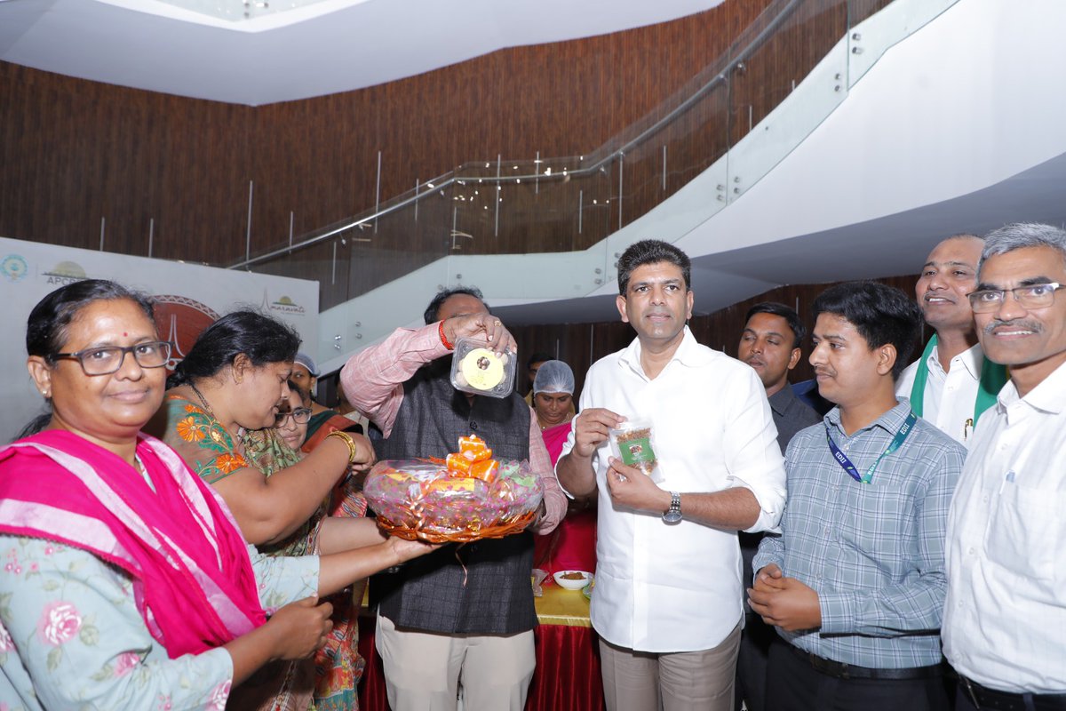 PrajaRajadhani's tweet image. Women from #Amaravati Capital Villages successfully completed a 26-day Micro Skillpreneurship Development Programme(MSDP) conducted under the guidance of #APCRDA, in partnership with leading development and entrepreneurship institutions @GuideFoundation @EDIIAhmedabad &amp;amp;…