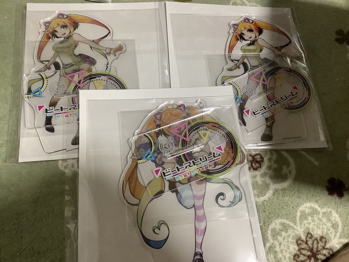 maxx1azusa's tweet photo. ビーストおたんじょうびくじの景品がさっき届いた！
アクスタが思ってたよりデカい！！！！
2枚目は色紙との比較
#BeatStream https://t.co/c2Yj6ofwKd