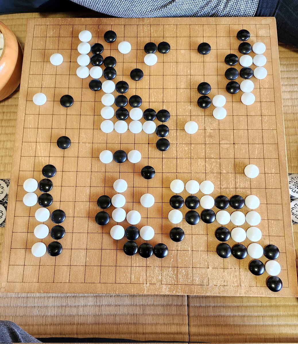 hummysingamelo1's tweet photo. 常石隆志先生の指導碁⚫⚪
1年前よりめちゃくちゃ強くなったとお褒めいただき今年一番の嬉しいお言葉😭
打ち掛けとなりましたがいくらか黒が残っている模様🙌
指導碁とはいえプロお相手の2子局で勝たせていただいたのは初めてだったので忘れられない一局になりました✨
本当にありがとうございました🙇‍♀️ https://t.co/Nl8dIzg1Xj