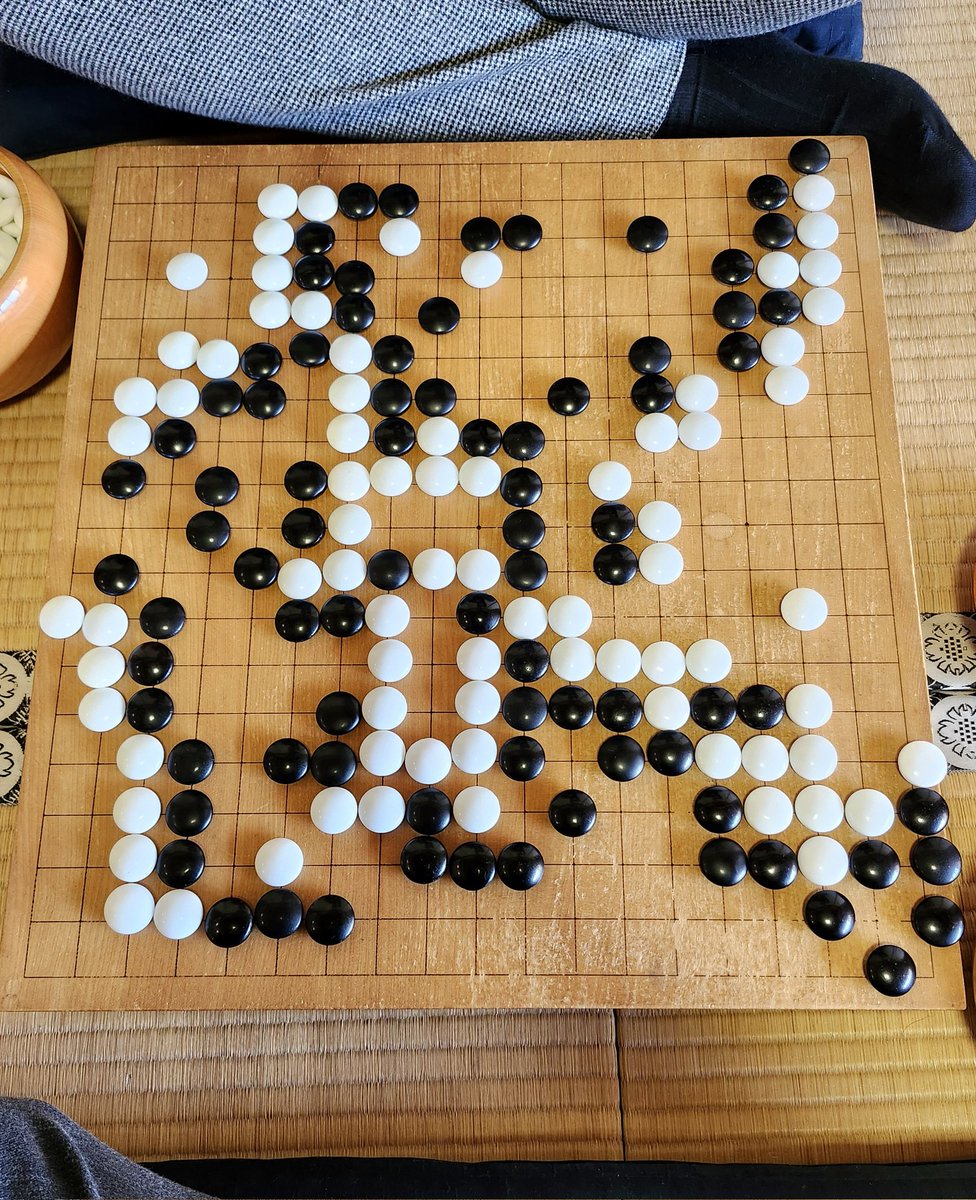 hummysingamelo1's tweet photo. 常石隆志先生の指導碁⚫⚪
1年前よりめちゃくちゃ強くなったとお褒めいただき今年一番の嬉しいお言葉😭
打ち掛けとなりましたがいくらか黒が残っている模様🙌
指導碁とはいえプロお相手の2子局で勝たせていただいたのは初めてだったので忘れられない一局になりました✨
本当にありがとうございました🙇‍♀️ https://t.co/Nl8dIzg1Xj