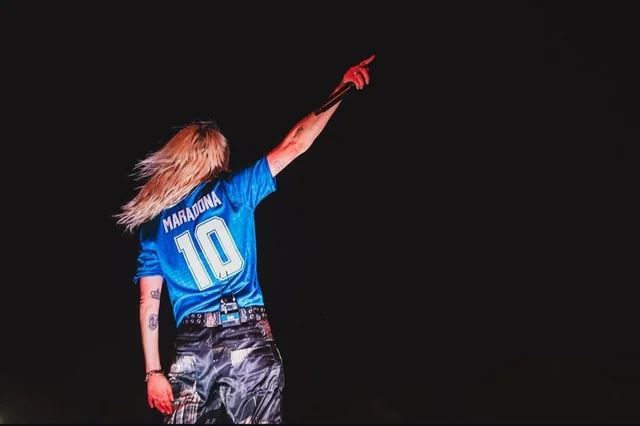 commaditya's tweet image. Emily Armstrong of @linkinpark looks stunning in Maradona&apos;s jersey.