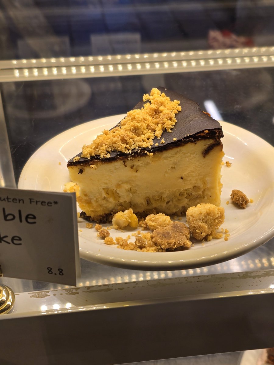 murrmur1's tweet image. 📍카페페퍼

디저트에 진심이면 잠실에선 여기
광고아님
폭력적인 비주얼이 혓바닥에서 증명되는 도파민쾅쾅 도는 맛임

기본적으로 시트 촉촉해서 스며들고
재료들이 진하고 아낌없이 들어가 있음
커피도 맛있음

라즈베리 코 특히 맛있었음
부드러운 시트,크림,라즈베리 잼이 혀 위에서 서핑을 탐