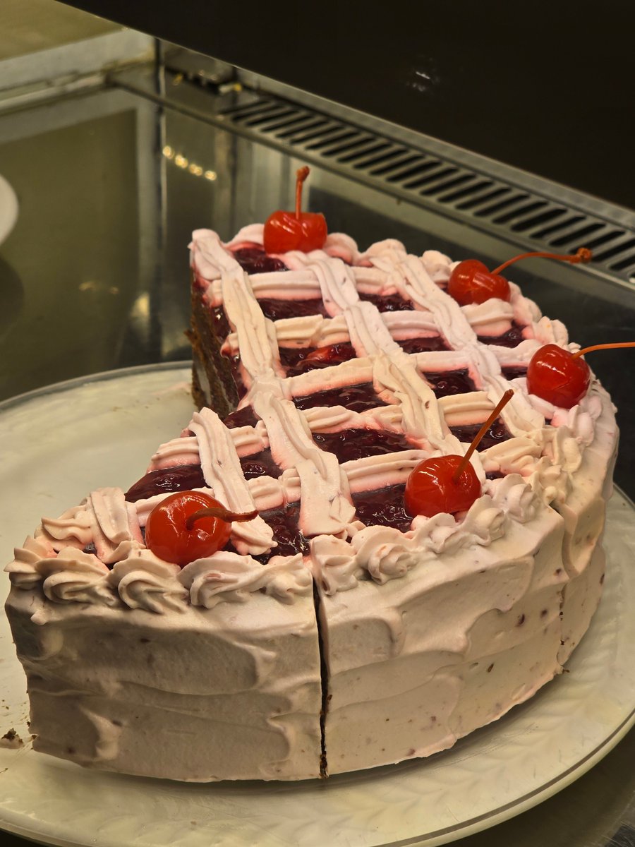 murrmur1's tweet image. 📍카페페퍼

디저트에 진심이면 잠실에선 여기
광고아님
폭력적인 비주얼이 혓바닥에서 증명되는 도파민쾅쾅 도는 맛임

기본적으로 시트 촉촉해서 스며들고
재료들이 진하고 아낌없이 들어가 있음
커피도 맛있음

라즈베리 코 특히 맛있었음
부드러운 시트,크림,라즈베리 잼이 혀 위에서 서핑을 탐