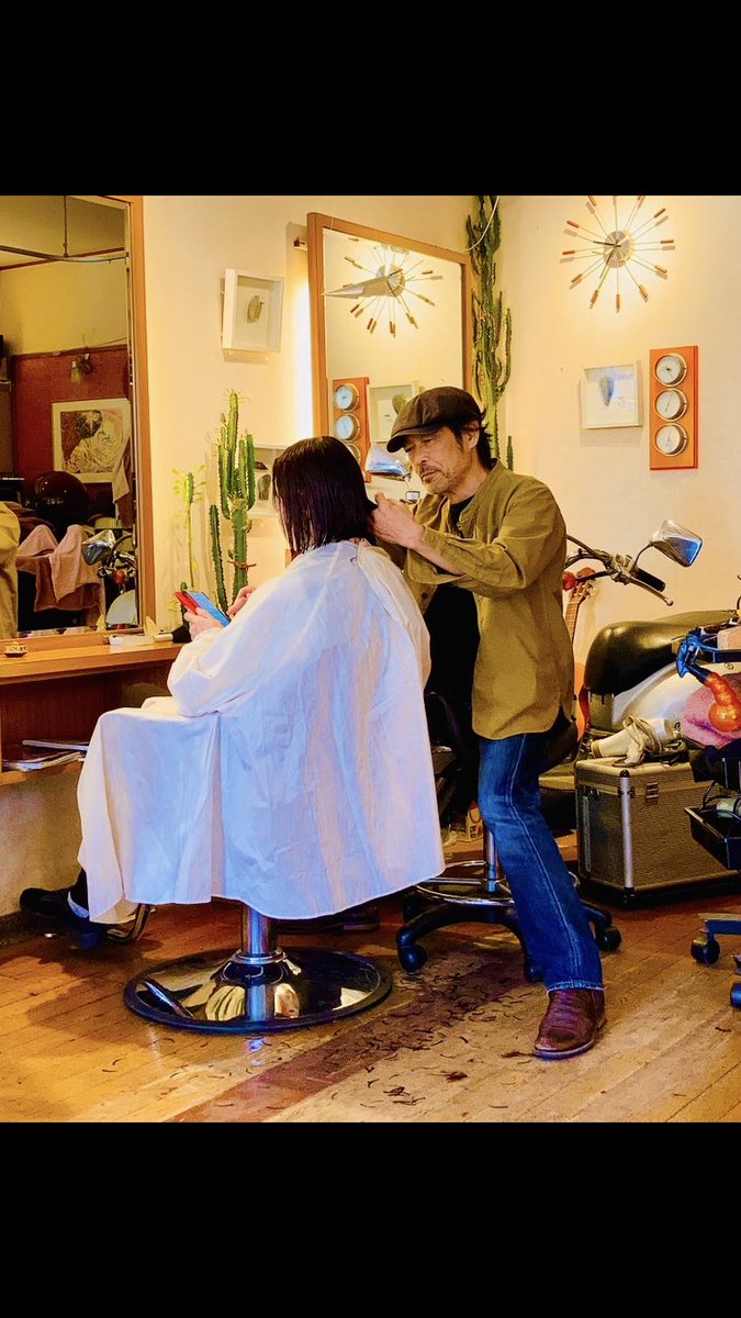 泣いたり
笑ったり怒ったり。。
人並みに
寄り添い気がつけば
人生という道のりを歩んでる

共に美容師
お互いの髪をカットし合う
そんなひとときを重ねながら
この先も長い道のりを越えて行くのだろうなぁ

11月22日
いい夫婦の日