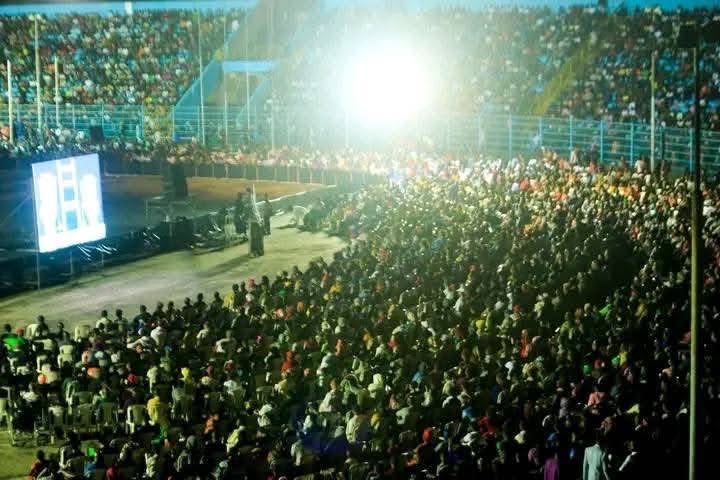 ln24_intl's tweet image. 🚨 BREAKING NEWS:
Last night, the Man of God Pastor Chris Oyakhilome held a historic Night of Bliss Crusade across 10 different stadia, and the scenes were absolutely out of this world! Multitudes thronged in with unbelievable numbers, witnessing a night of power and glory!
