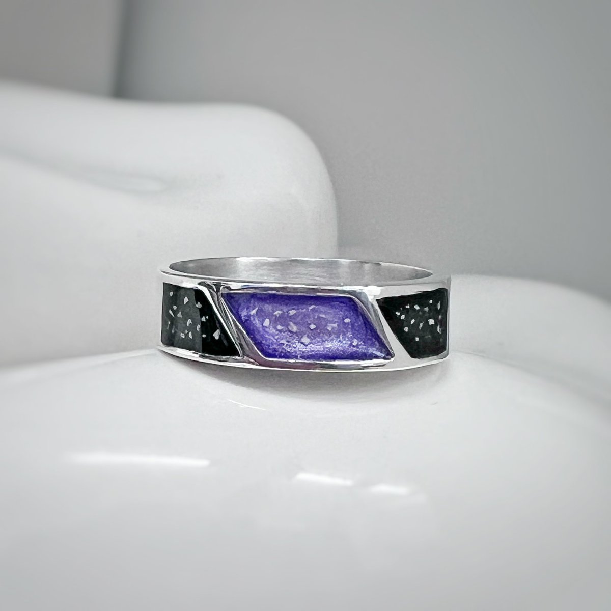 NickyRobinUK's tweet photo. 🖤💜🖤Design a stunning Triple Channel Ring to remember your loved one or pet. Customize each section with various colors, sparkle, inclusions, and other special details. https://t.co/FCReEQyRyt